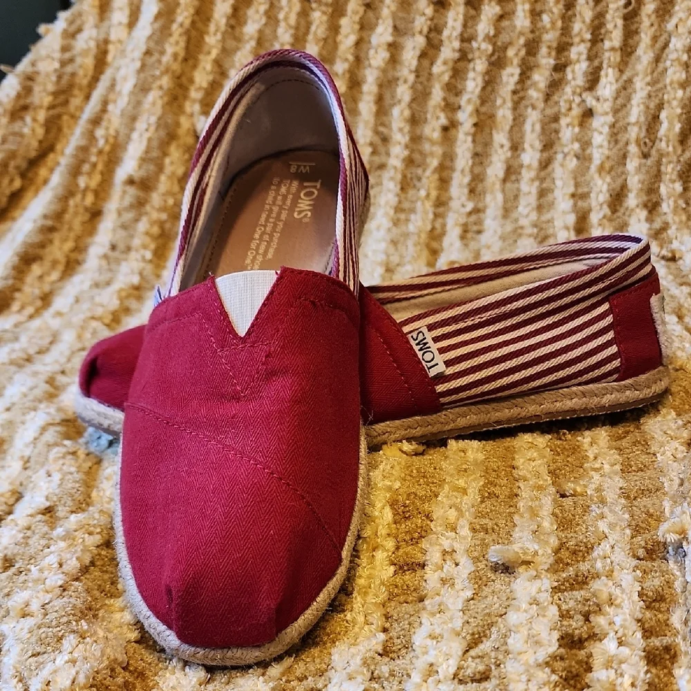 TOMS Women's Espadrilles Slip-On Shoes Red And White Size 8 Excellent, LIKE NEW